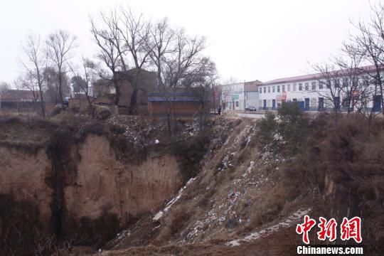 圖為未填黃土之前的安家寺大溝。慶城縣委外宣辦供