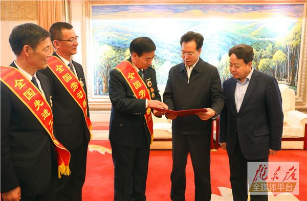 慶陽市3名全國勞動模范和先進工作者載譽歸來！贠建民盧小亨親切會見