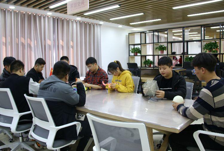 介子路社區(qū)360大學生社會實踐基地科創(chuàng)空間。  本報記者  盤小美  攝 
