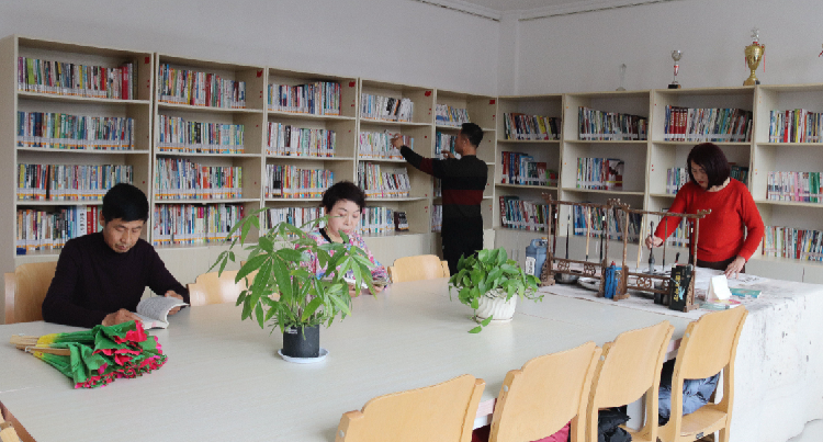 居民在社區(qū)城市書吧看書、繪畫。  通訊員  郭芳  攝  