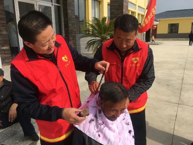 慶陽市陽光志愿者協(xié)會志愿者在什社敬老院給老人理發(fā)。  通訊員  陽光  攝  