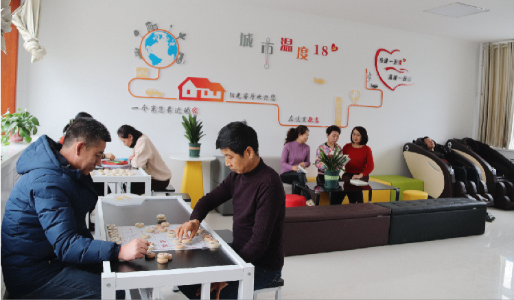 市民在東大街社區(qū)陽光客廳休閑娛樂。  通訊員  郭芳  攝  