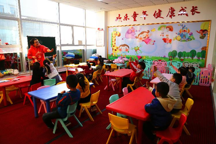 麗景幼兒園學生在合水東路社區(qū)的“四點半課堂”做互動游戲。  通訊員  翟娜娜  攝  