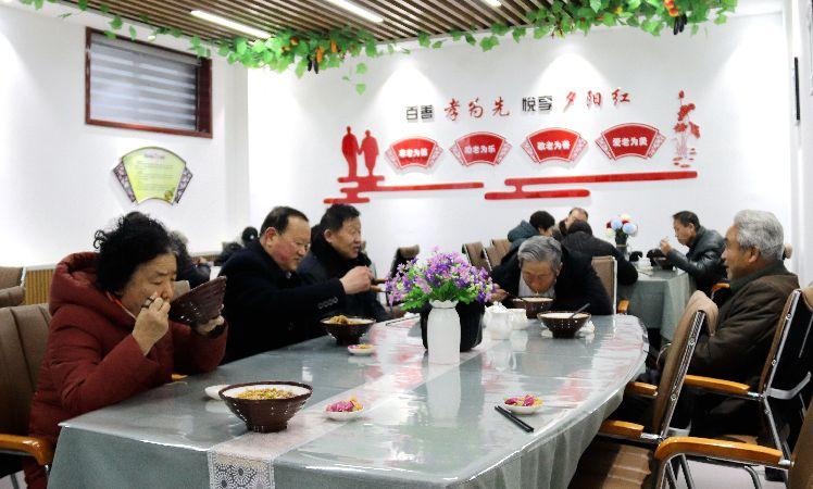 南苑路社區(qū)，老人在“老年餐桌”就餐。  通訊員  耿洋洋  攝  