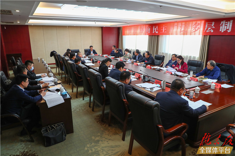 【圖說兩會】看！政協(xié)委員熱議政府工作報(bào)告