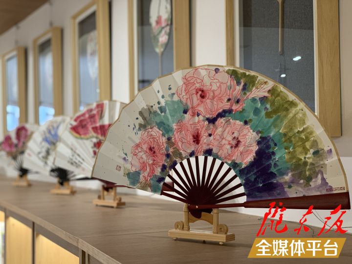 賀也頻扇面中國(guó)畫作品展開展