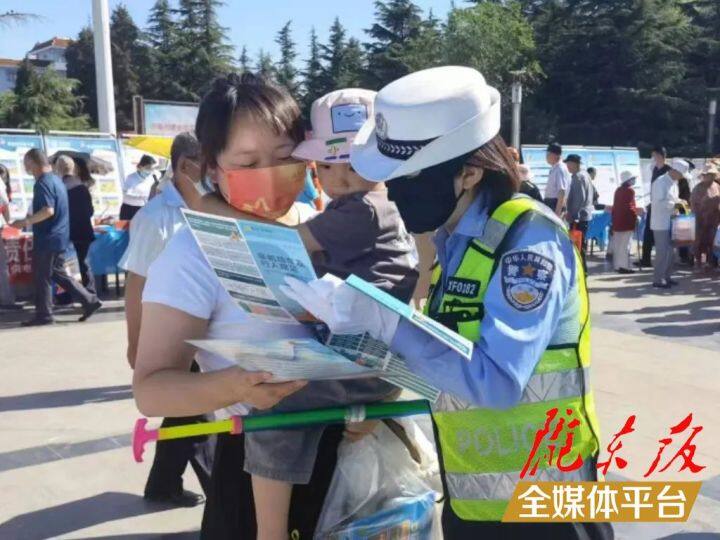 【創(chuàng)建全國文明城市·我們?cè)谛袆?dòng)】西峰公安交警強(qiáng)化“一老一小”宣傳，筑牢交通安全防線