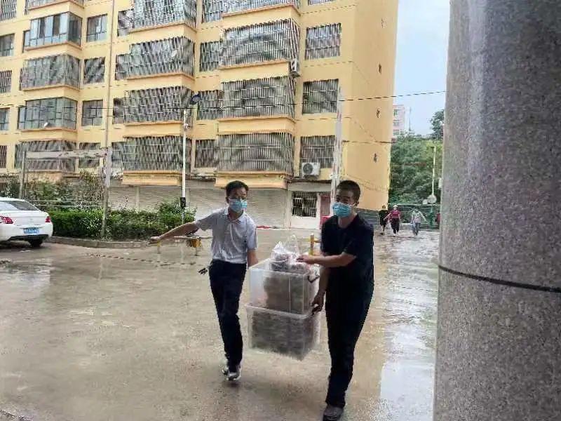 看到路邊的醫(yī)護(hù)人員，鎮(zhèn)原這對(duì)80后夫妻果斷做了一個(gè)決定！
