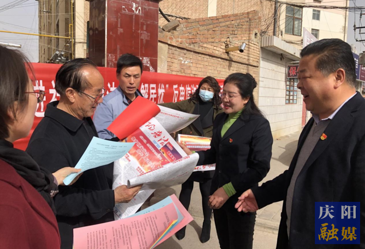 慶陽市司法局在合水縣老城鎮(zhèn)開展送法下鄉(xiāng)活動。