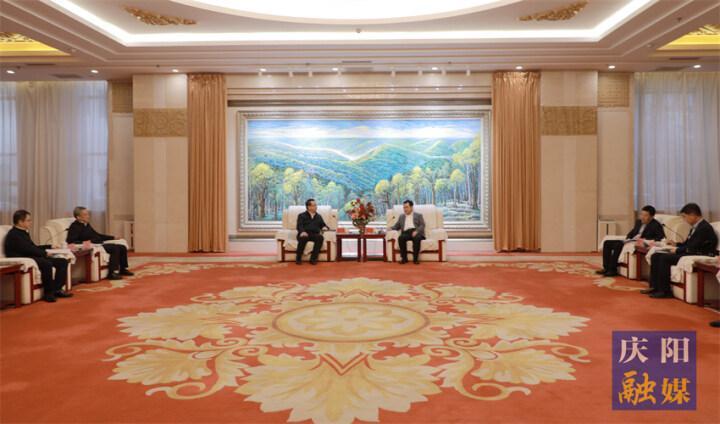 黃澤元與長(zhǎng)慶油田分公司執(zhí)行董事、黨委書(shū)記李戰(zhàn)明和總經(jīng)理、黨委副書(shū)記余浩杰一行座談