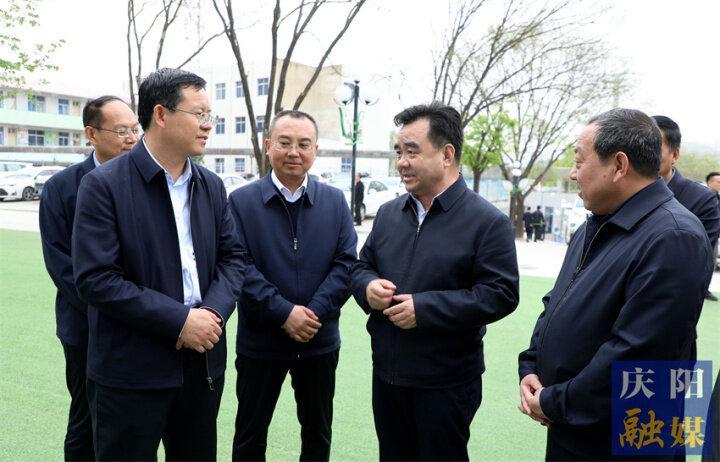 黃澤元在慶城縣調研時強調 鉚足干勁抓項目促投資興產業(yè) 全力以赴抓招商強工業(yè)惠民生