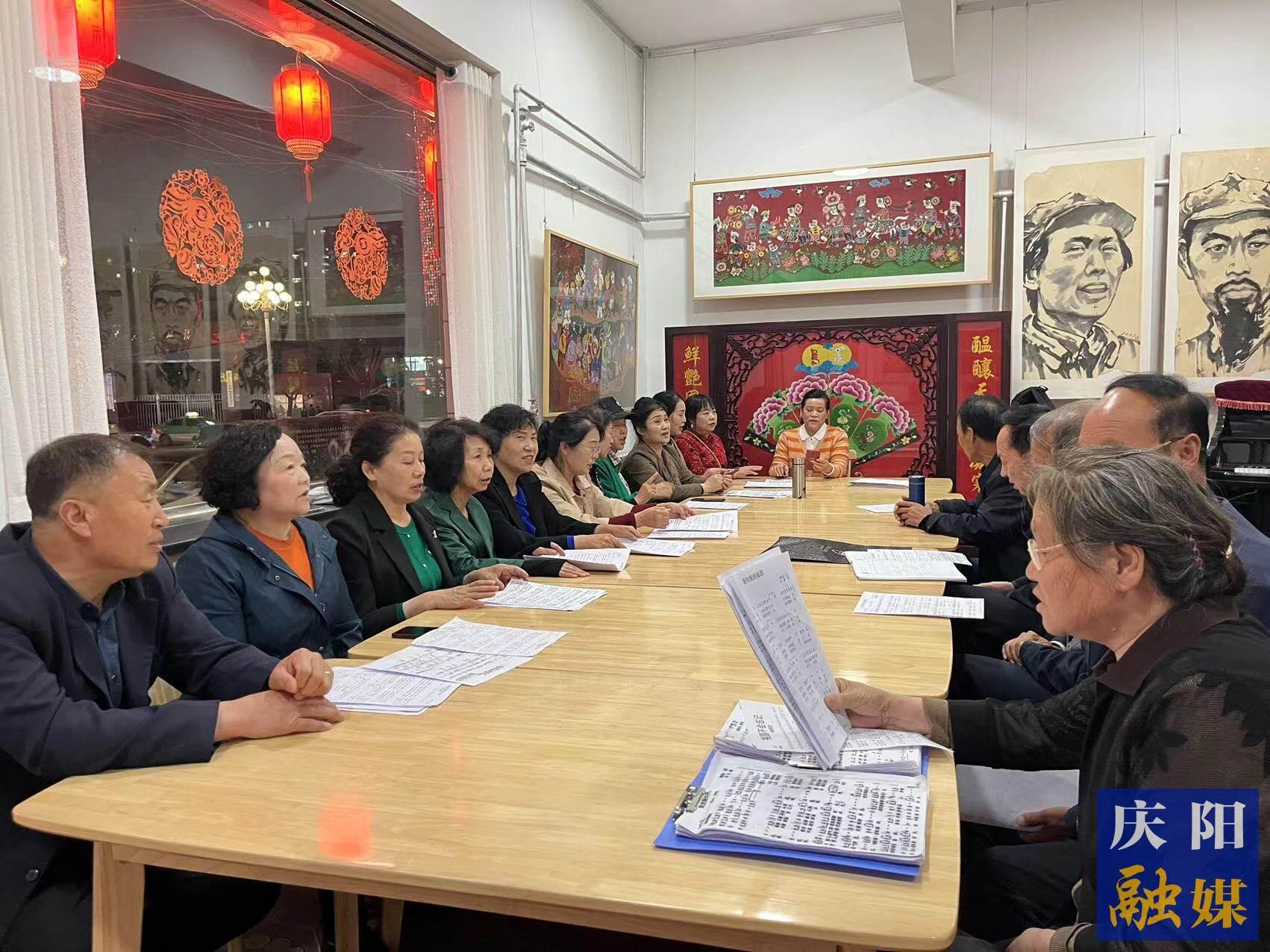 華池縣文化館民歌合唱團(tuán)的成員在練習(xí)隴東民歌。