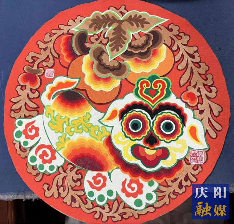 李慶英創(chuàng)作的布貼畫(huà)作品。
