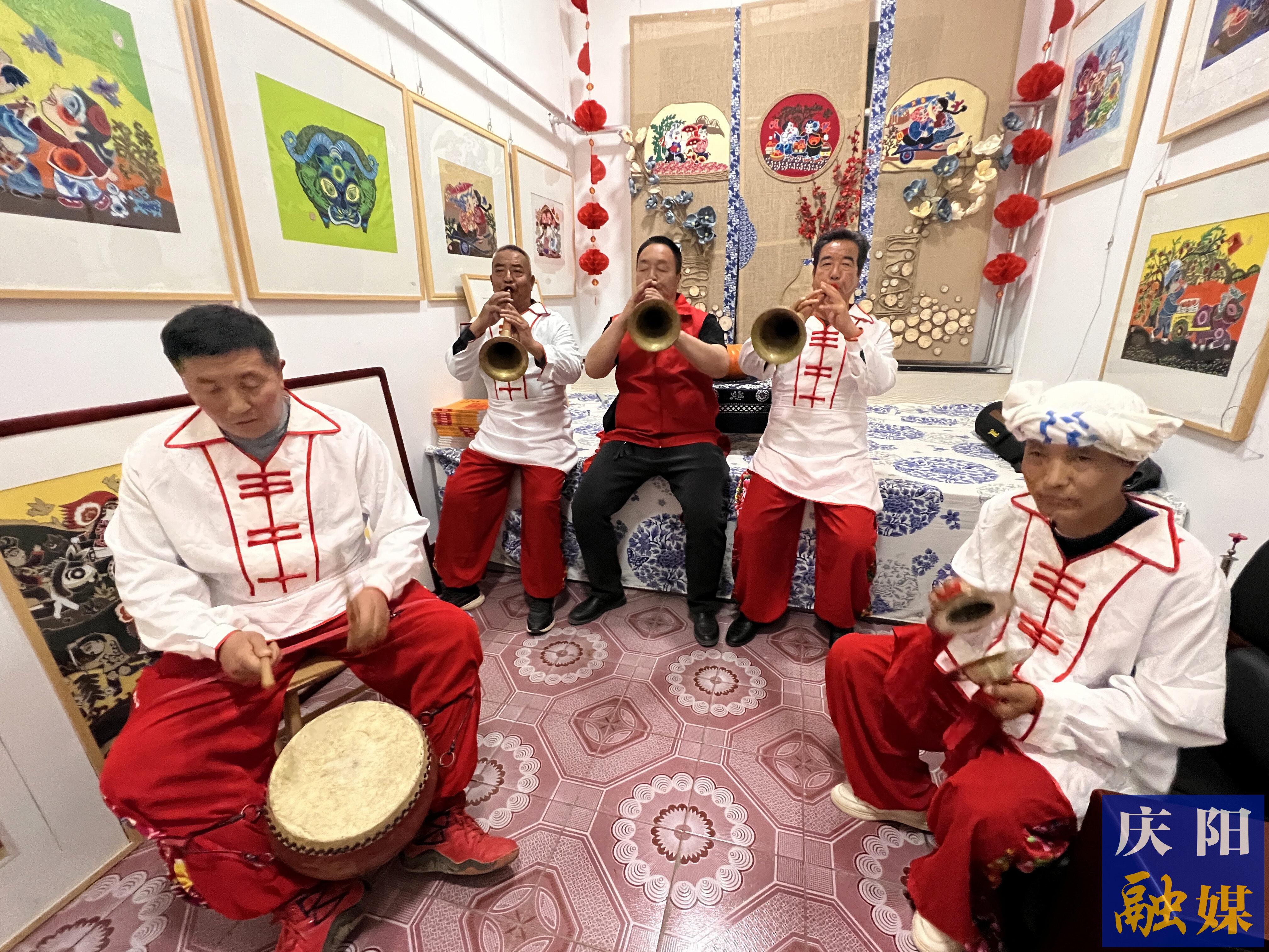 高小兵（左三）和同伴在練習(xí)吹嗩吶。