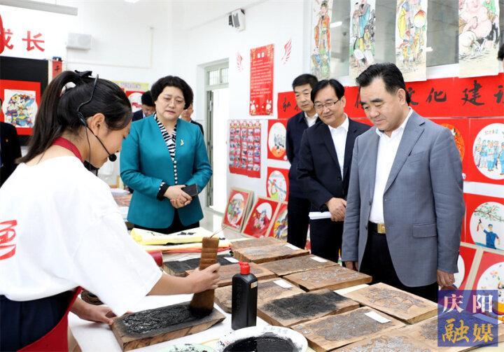 向全市少年兒童致以節(jié)日祝福！黃澤元開展“六一”國際兒童節(jié)慰問活動