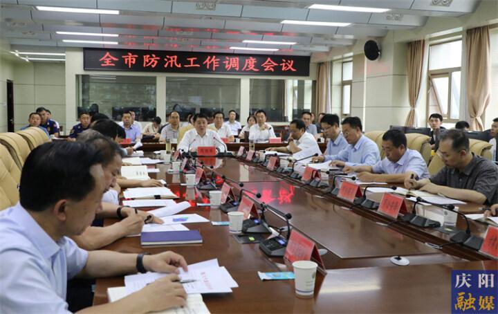 周繼軍在調度全市防汛工作時強調 迅速進入應急狀態(tài)  落實落細防汛措施 堅決保障人民群眾生命財產安全