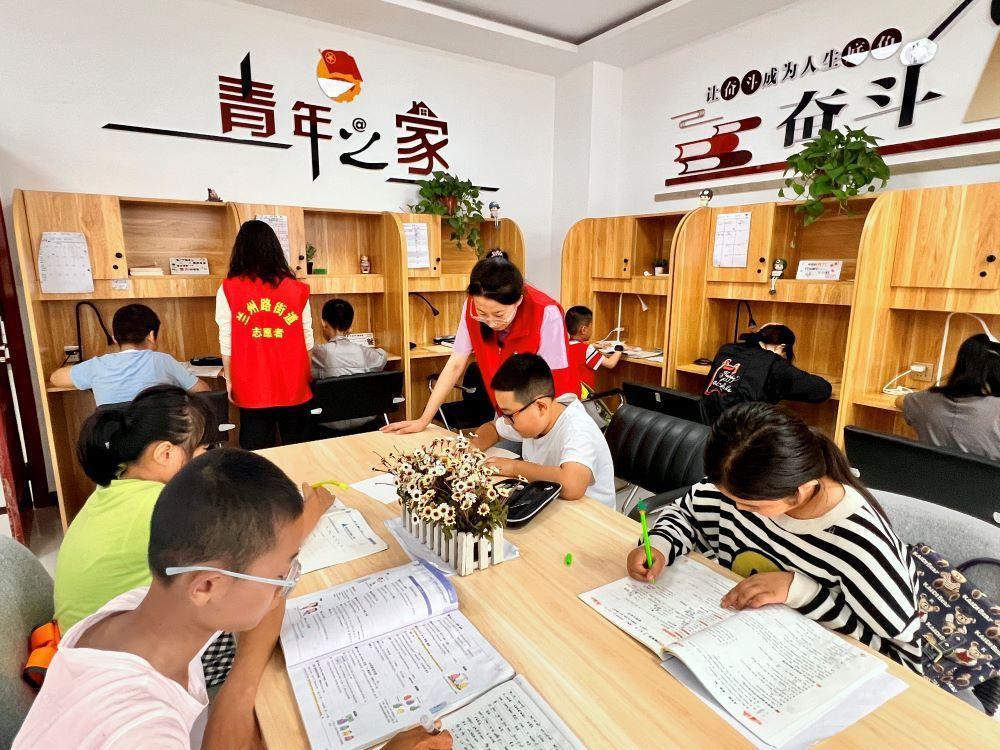 青春之光在基層閃耀——慶陽市大學(xué)生社會實(shí)踐活動豐富多彩