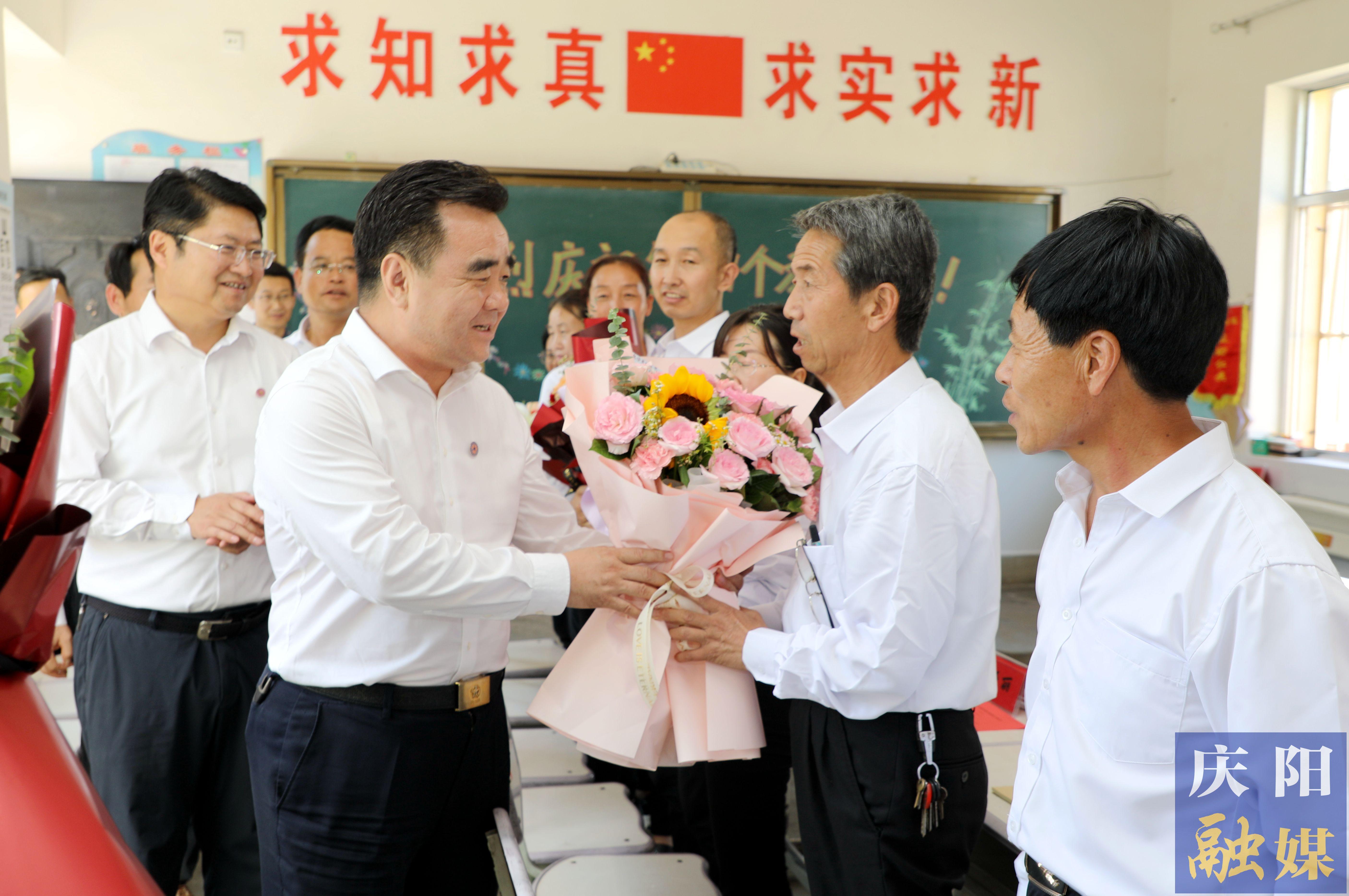 黃澤元在鎮(zhèn)原縣屯字鎮(zhèn)田嶺小學(xué)走訪慰問一線教師 勉勵大家擔(dān)當(dāng)教育使命，當(dāng)好美麗園丁，引領(lǐng)鄉(xiāng)村文化，努力培養(yǎng)德智體美勞全面發(fā)展的社會主義建設(shè)者和接班人