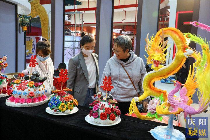 【攝影報道】先睹為快！香包節(jié)展銷產(chǎn)品豐富多彩琳瑯滿目