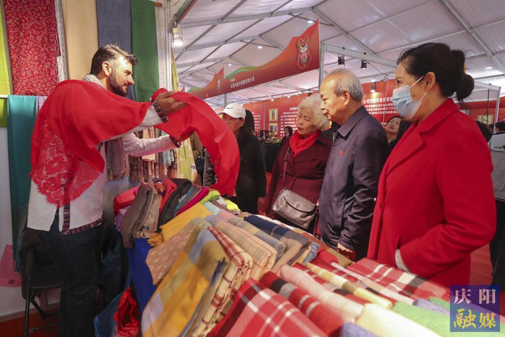 【攝影報(bào)道】多國特色產(chǎn)品亮相第十八屆慶陽香包民俗文化節(jié)