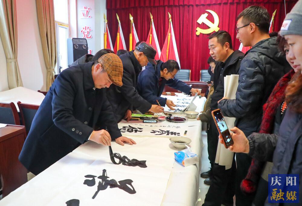 【攝影報(bào)道】岐黃書(shū)畫(huà)院組織開(kāi)展送書(shū)畫(huà)下鄉(xiāng)惠民活動(dòng)