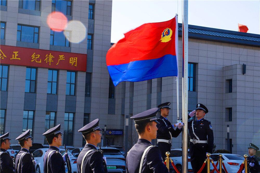 【攝影報(bào)道】慶陽市公安局西峰分局舉行升警旗儀式，慶祝第四個(gè)中國(guó)人民警察節(jié)