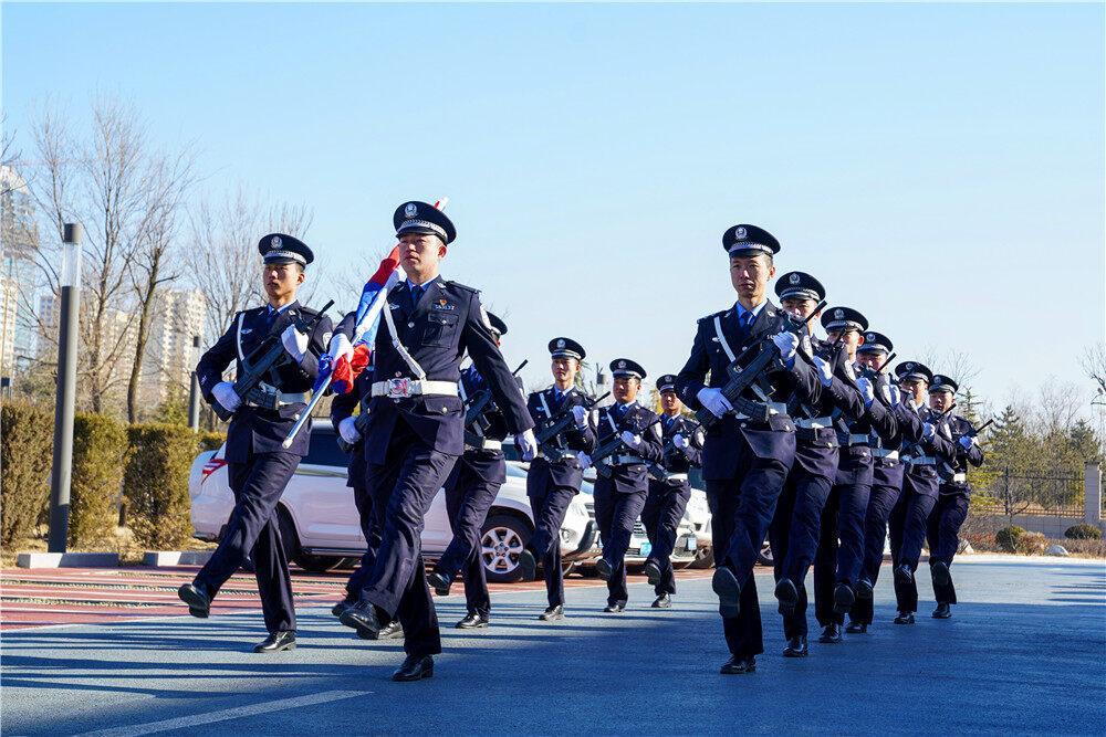 【攝影報(bào)道】慶陽市公安局西峰分局舉行升警旗儀式，慶祝第四個(gè)中國(guó)人民警察節(jié)
