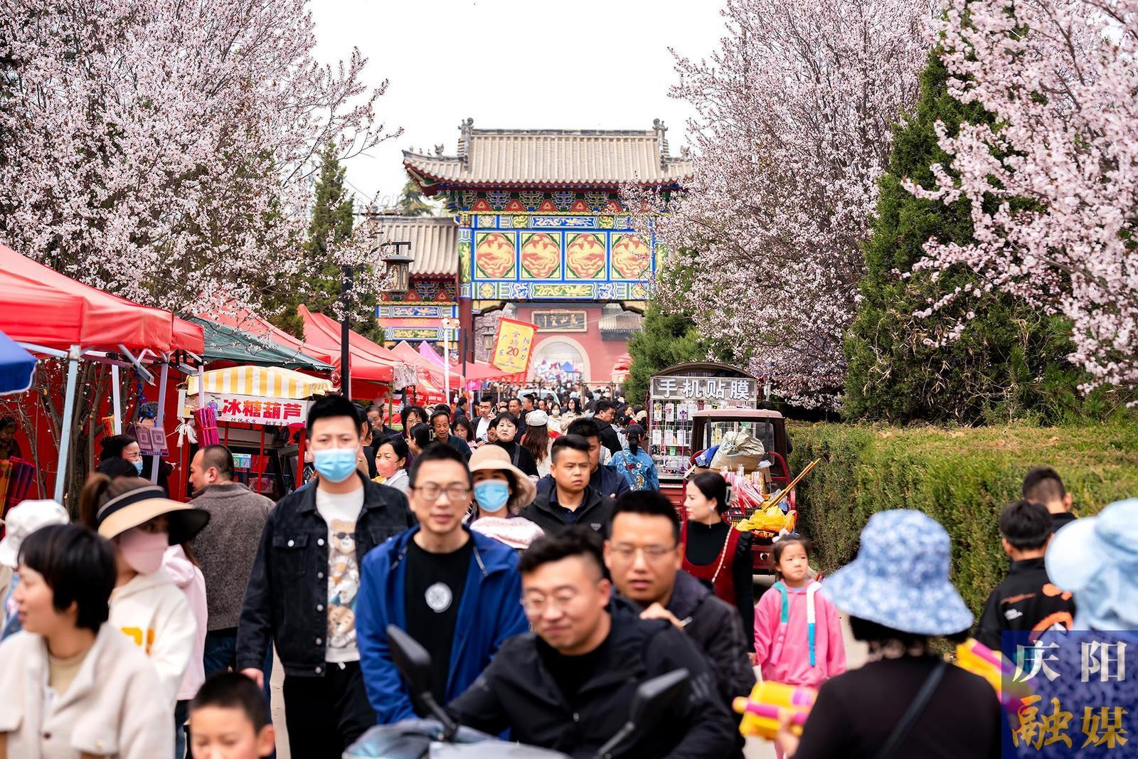 【攝影報(bào)道】西峰區(qū)小崆峒景區(qū)游客如織  樂(lè)享假日春光
