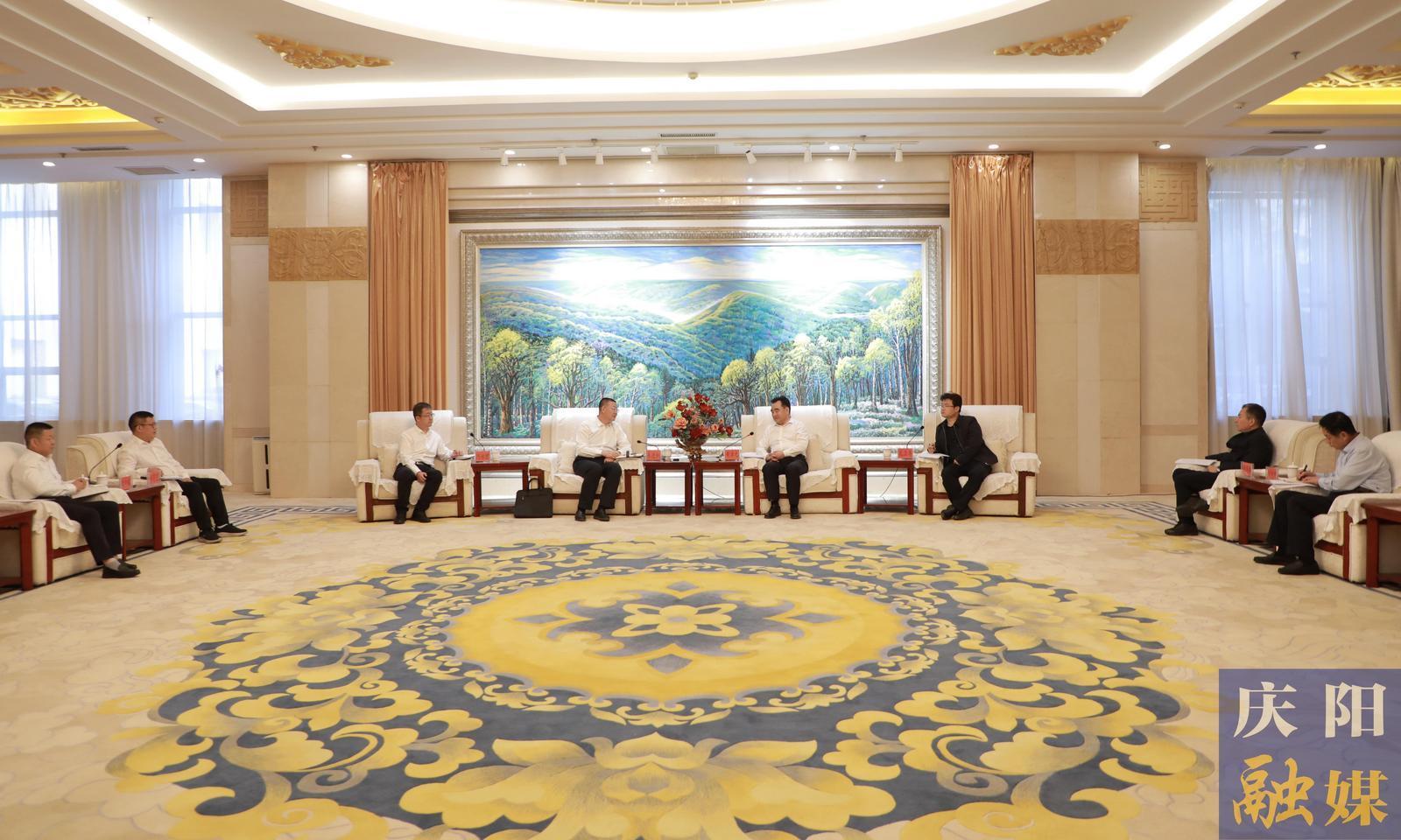 黃澤元與玉門油田分公司執(zhí)行董事、黨委書記來進(jìn)和一行座談