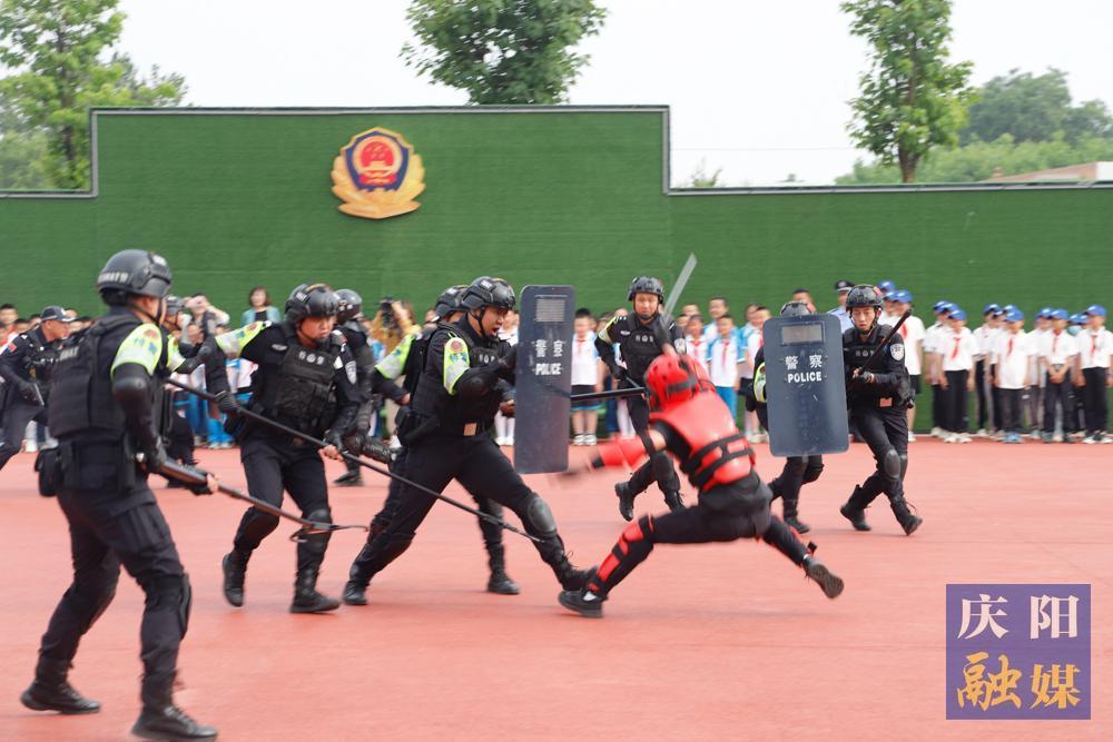 【攝影報(bào)道】慶陽(yáng)市公安局西峰分局開(kāi)展警營(yíng)開(kāi)放日活動(dòng)