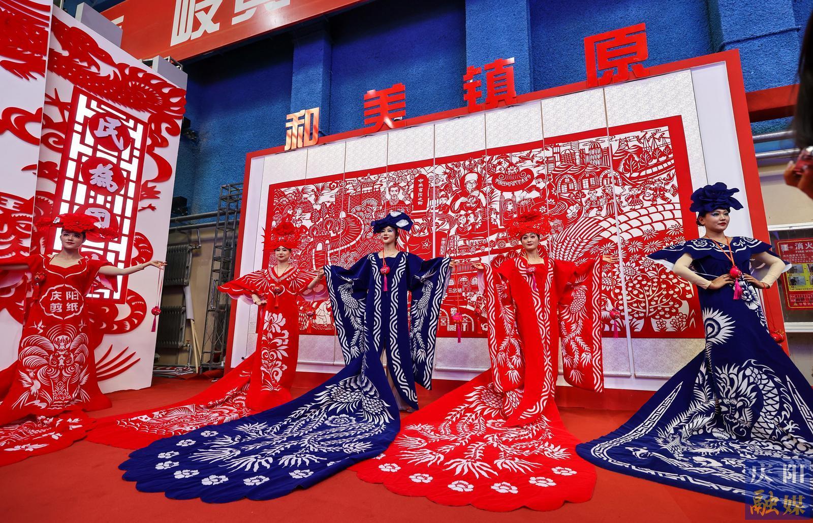 【攝影報道】香包、刺繡、剪紙……慶陽民俗文化精品展區(qū)中哪些展品驚艷到你