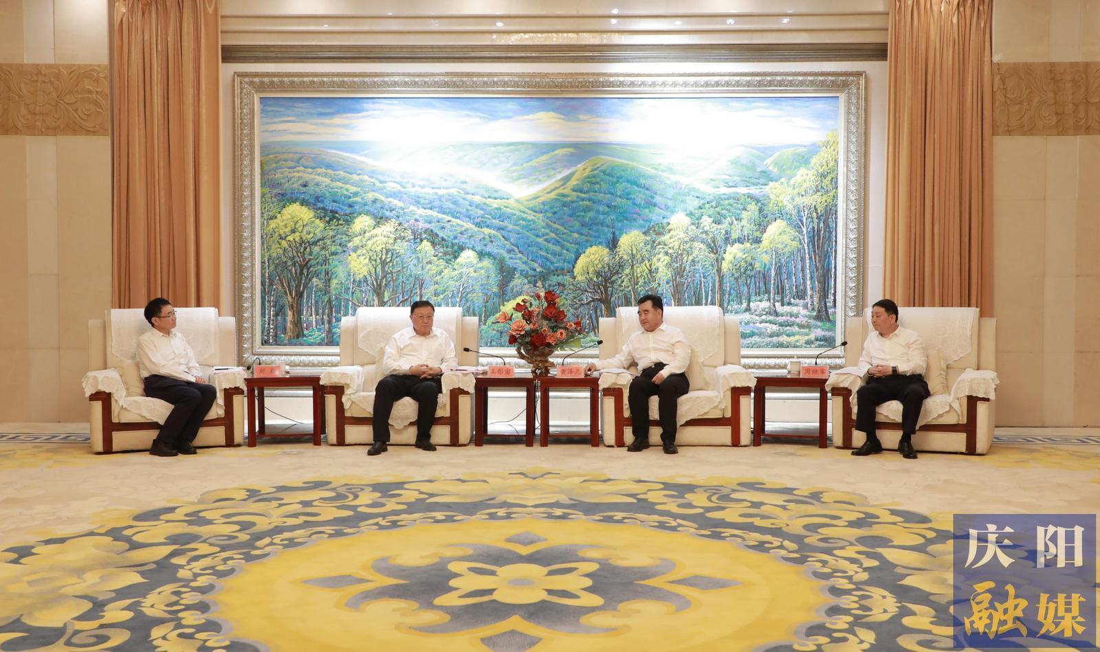 黃澤元周繼軍與中國交通建設(shè)集團(tuán)有限公司黨委書記、董事長王彤宙一行座談