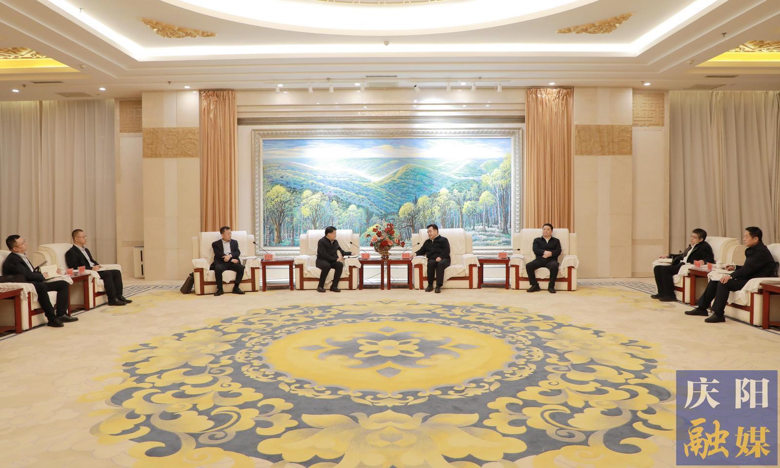 黃澤元周繼軍與中國農業(yè)銀行甘肅省分行黨委書記、行長吳崗一行座談