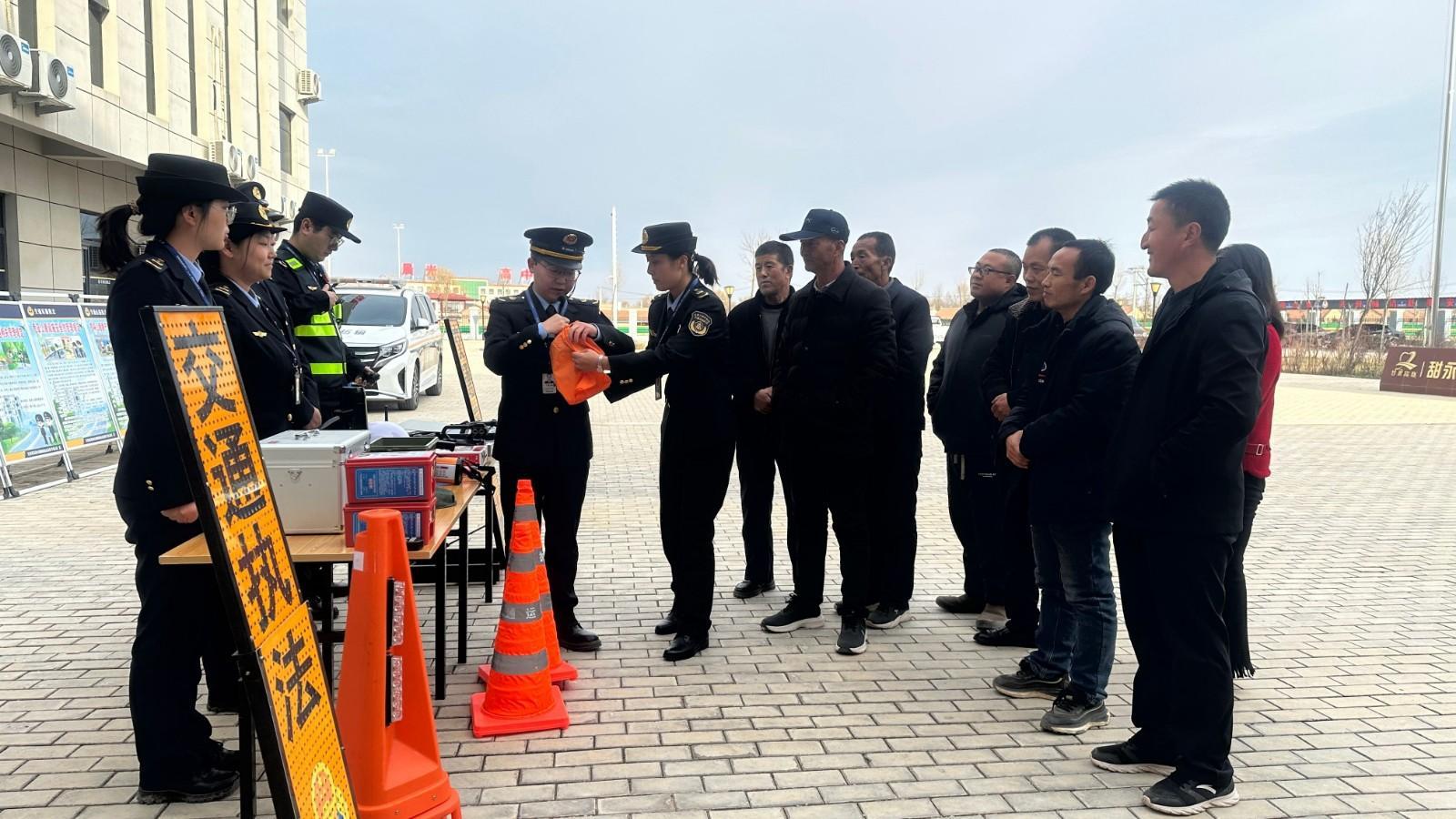 甘肅省高速公路路政執(zhí)法總隊(duì)寧縣大隊(duì)組織開展“大隊(duì)開放日”和“隊(duì)長接待日”活動(dòng)