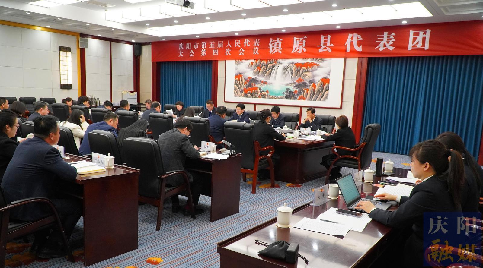 市人大代表分團(tuán)審議市人大常委會和市法檢兩院工作報(bào)告