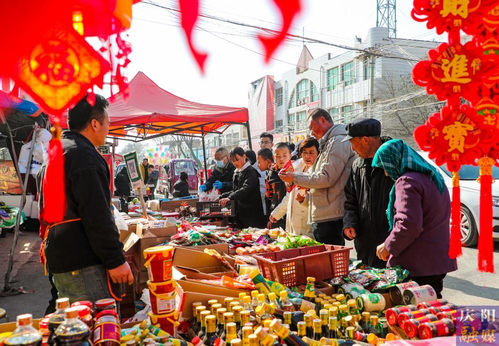 【慶陽(yáng)年味·攝影報(bào)道】趕大集備年貨，煙火氣里年味兒濃