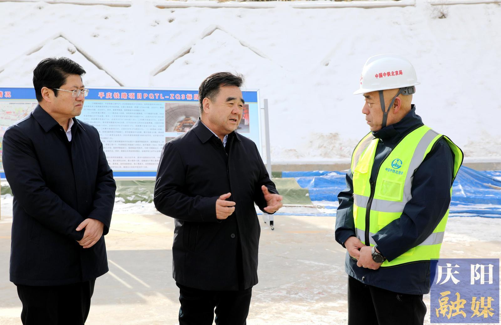 黃澤元在鎮(zhèn)原縣調(diào)研時強(qiáng)調(diào) 推動城市更新煥發(fā)城區(qū)光彩活力 苦干實(shí)干努力完成年度目標(biāo)任務(wù)