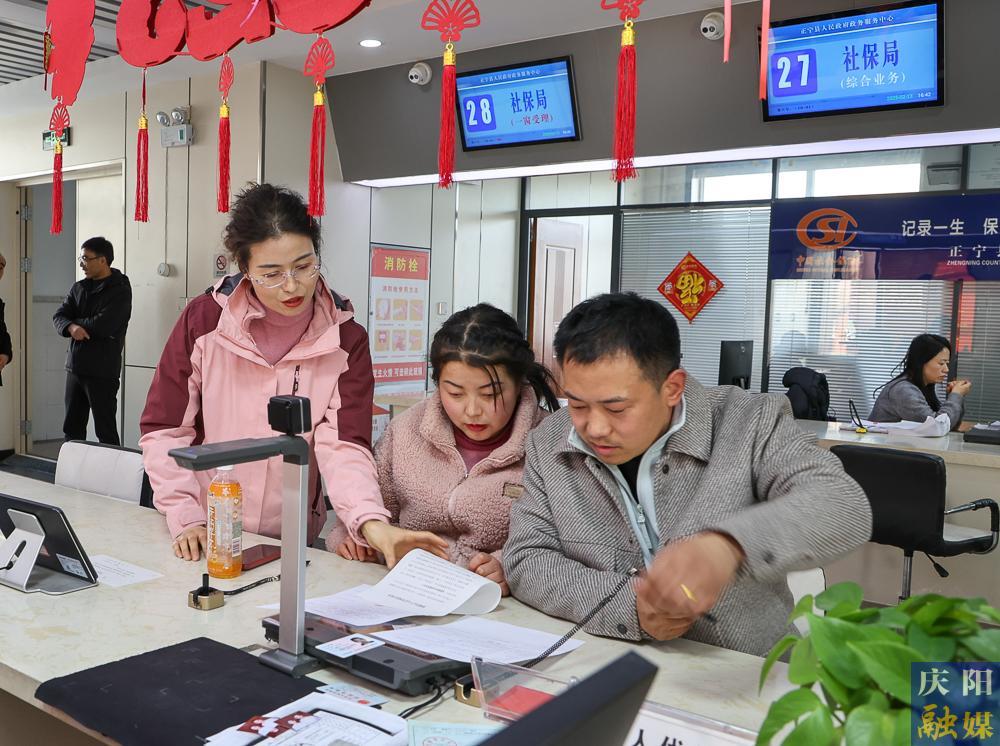 【攝影報道】正寧縣“小寧幫辦”：政務服務新亮點，提升群眾滿意度