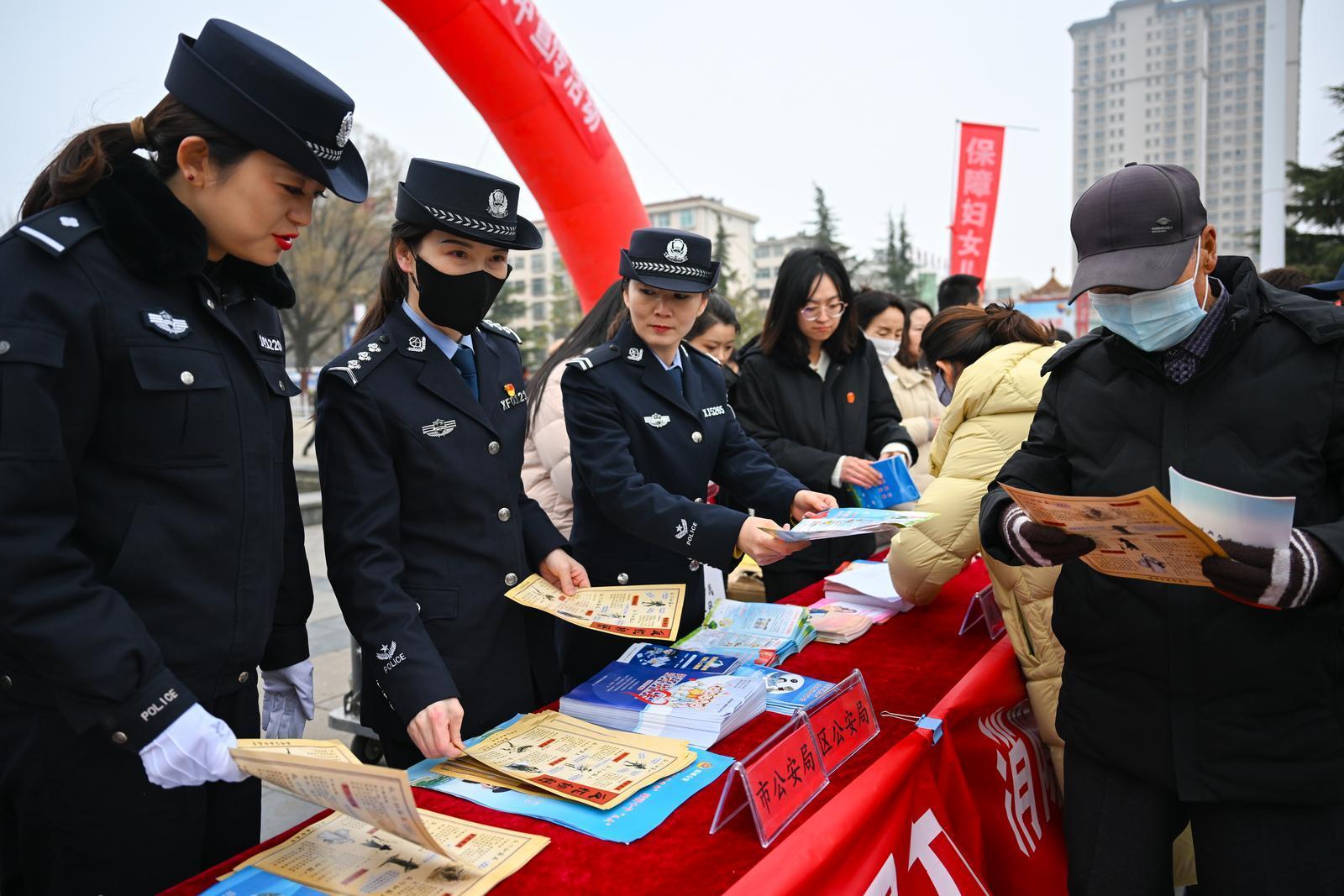 【攝影報(bào)道】“建設(shè)法治慶陽·巾幗在行動”慶陽市“三八”維權(quán)周集中宣傳活動舉行