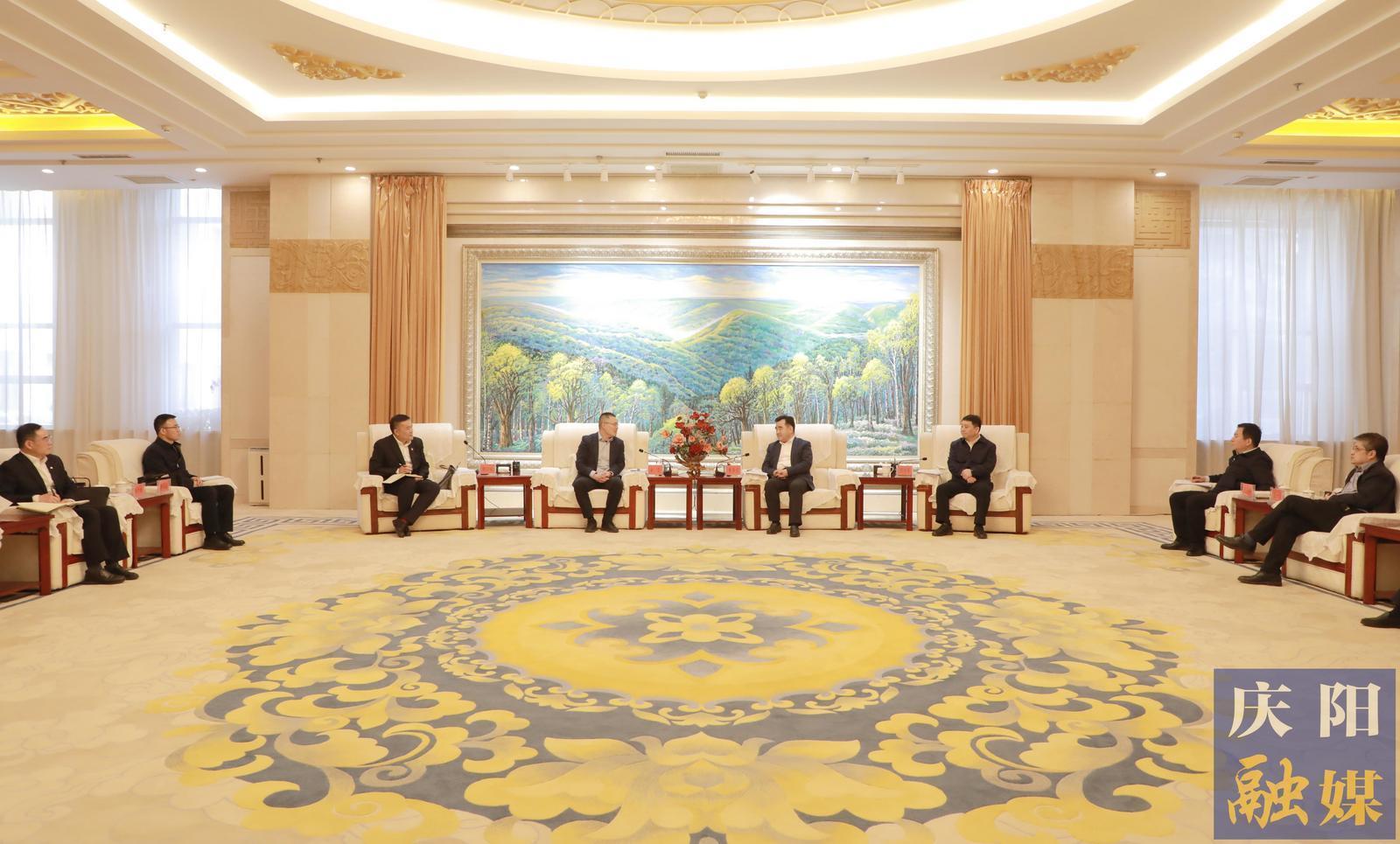 黃澤元周繼軍與中國(guó)農(nóng)業(yè)發(fā)展銀行甘肅省分行黨委書記、行長(zhǎng)金雷一行座談
