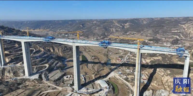 全線貫通后西峰至合水僅用23分鐘——G309線西合公路瓦崗川特大橋?qū)⒂谖逶碌淄ㄜ?chē)