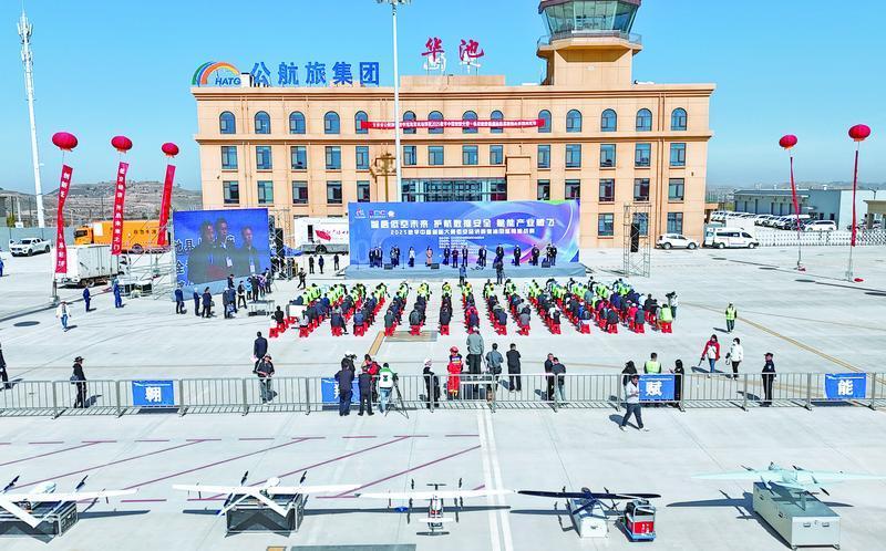2025數(shù)字中國創(chuàng)新大賽·低空經(jīng)濟(jì)賽道·特別報(bào)道丨無人機(jī)秒變“巡檢尖兵”！全國首次油田巡檢挑戰(zhàn)賽在慶陽舉行
